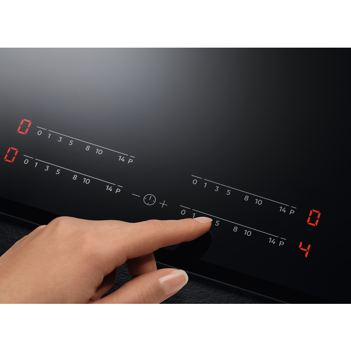 Divisor de audio negro y dorado con dos conectores de 3,5 mm.