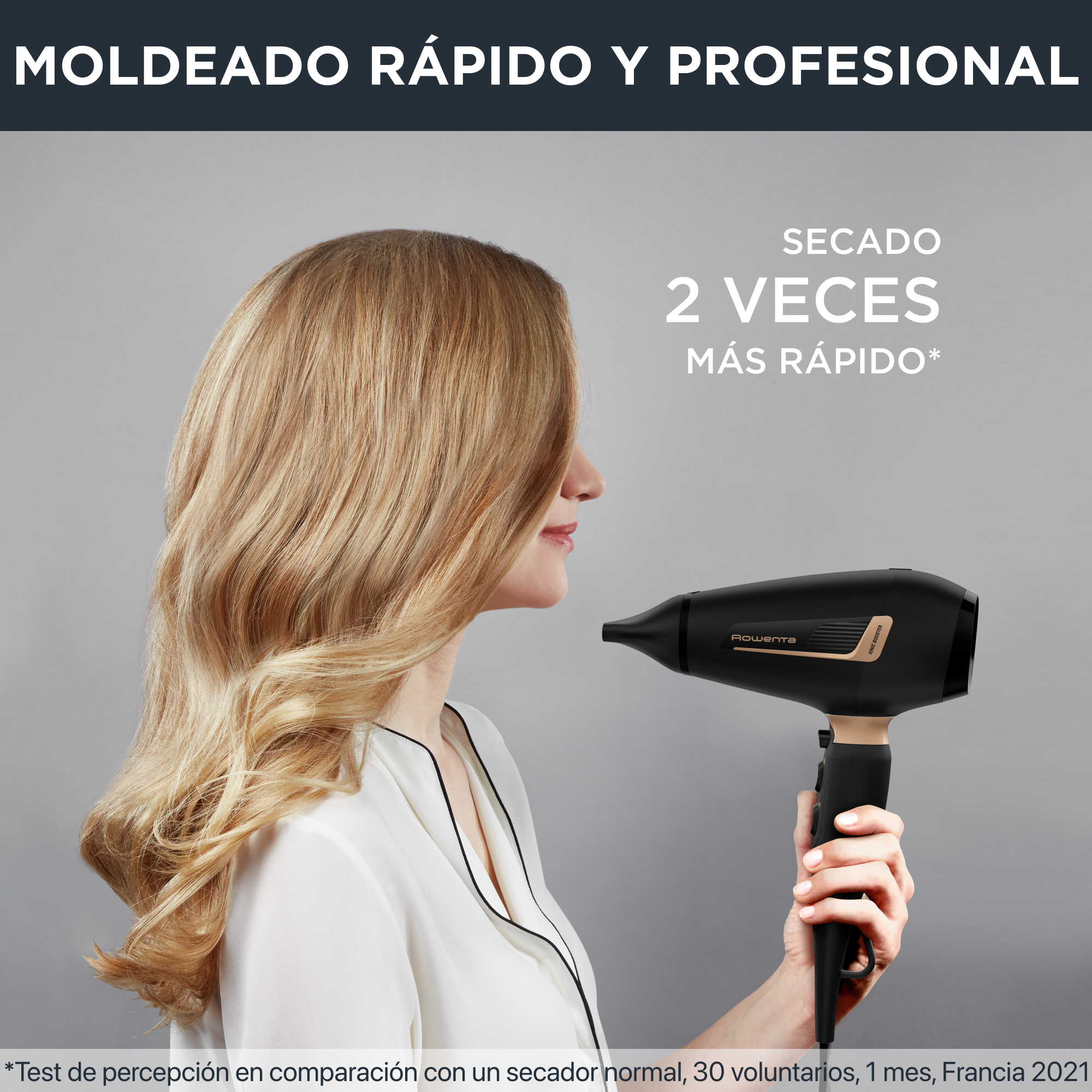 Una mujer sostiene un secador de pelo negro y dorado, destacando la velocidad y el peinado.