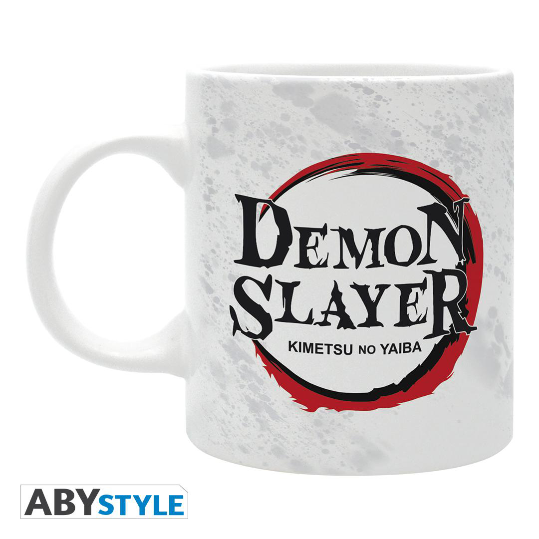 Weißer Becher mit einem Demon Slayer-Logo in einem roten Kreis, mit einem weiß-grauen Spritzer-Hintergrund.