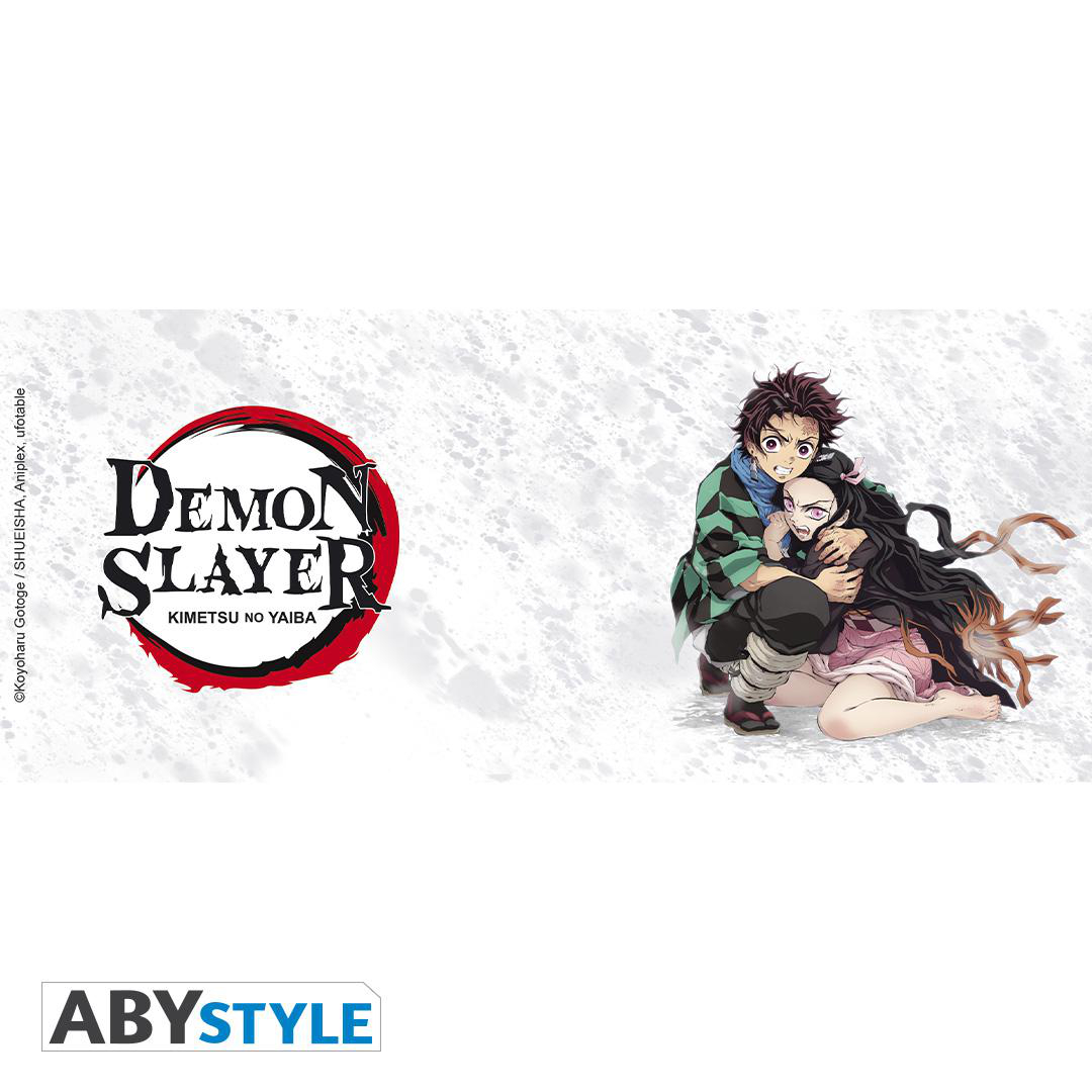 Demon Slayer-Tasse mit Charakteren, Logo und ABYstyle-Branding auf weißem Hintergrund.