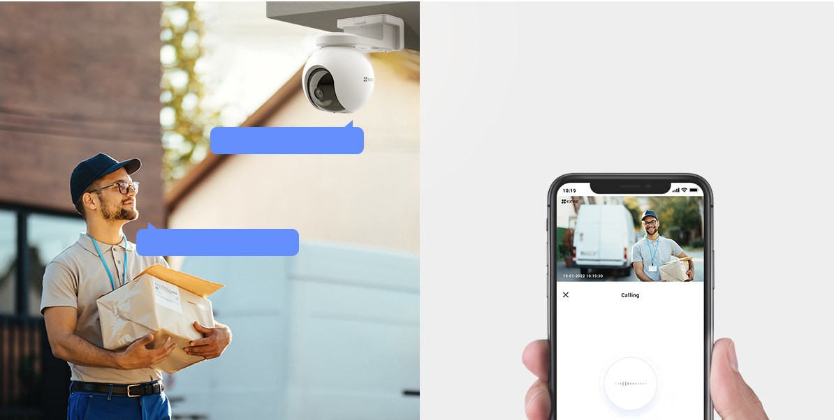 Un livreur avec un colis et une caméra de sécurité. Sortie de la caméra sur écran smartphone.
