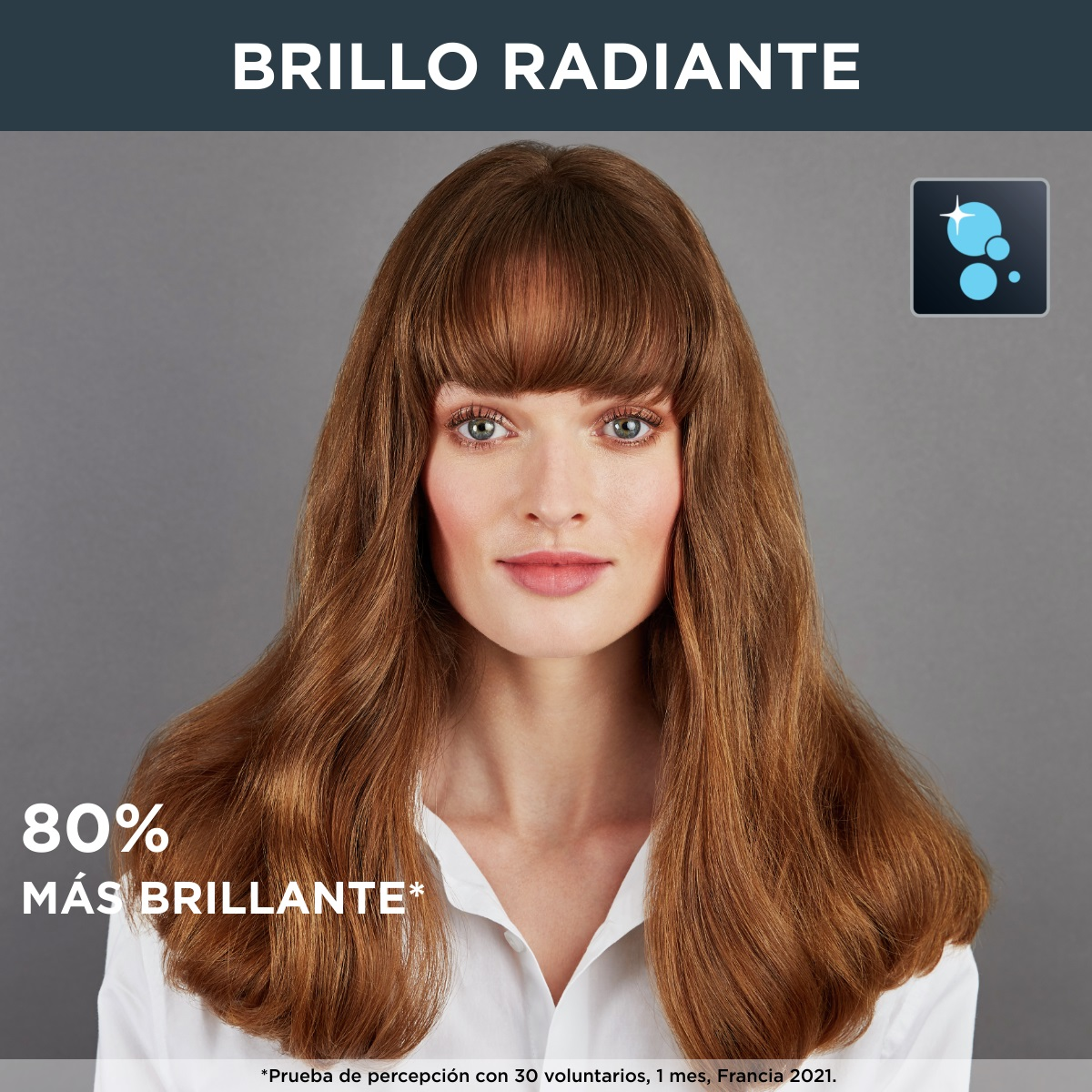 Una mujer con cabello largo castaño. El texto dice "80% más brillante" y "Brillo Radiante".
