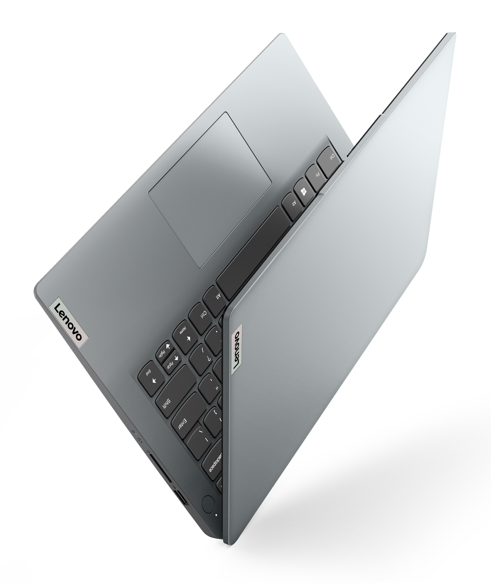 Una laptop Lenovo gris está abierta, mostrando el teclado y el panel táctil, sobre un fondo negro.