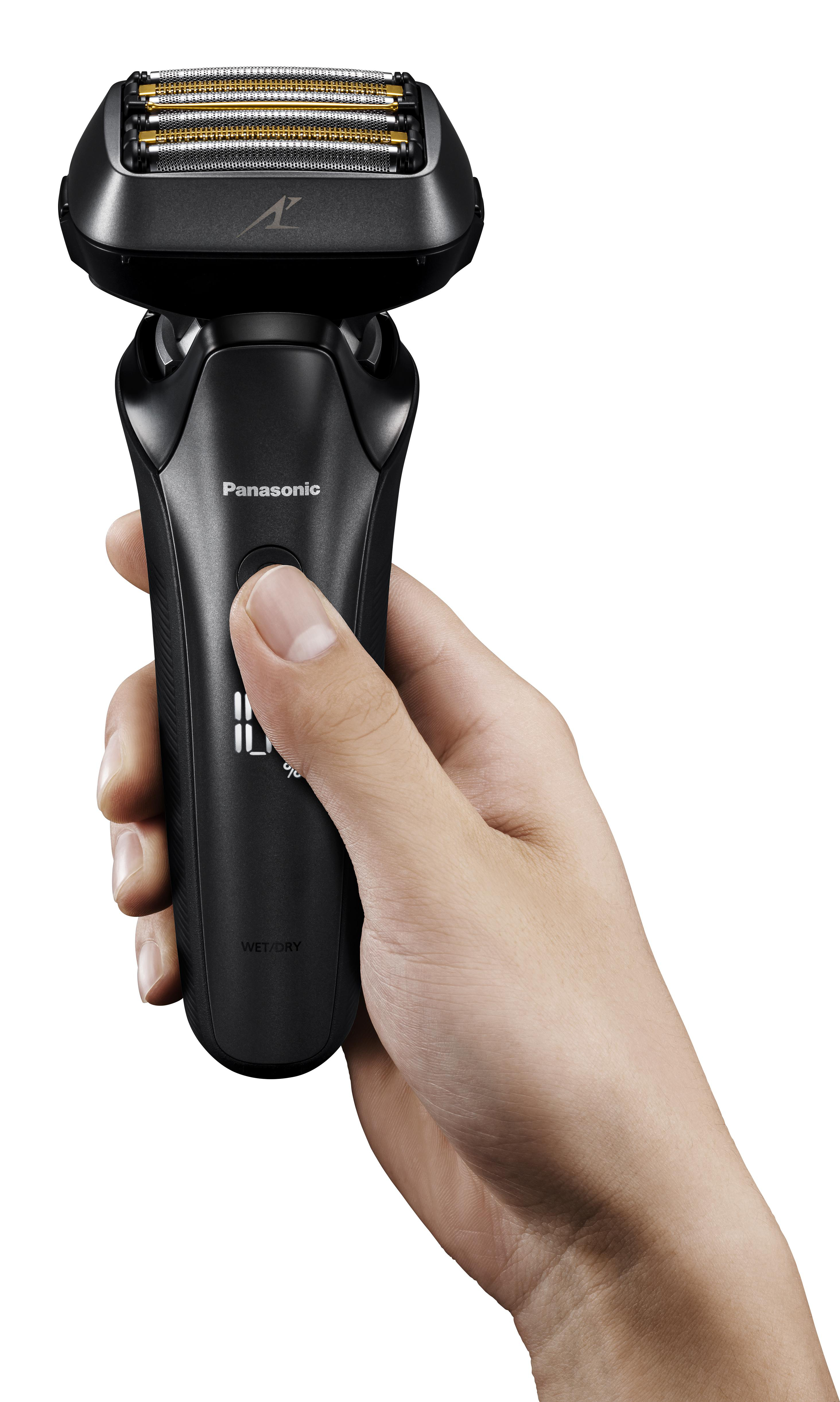 Hand hält schwarzen Panasonic-Rasierer. Das Display zeigt den Akkustand.