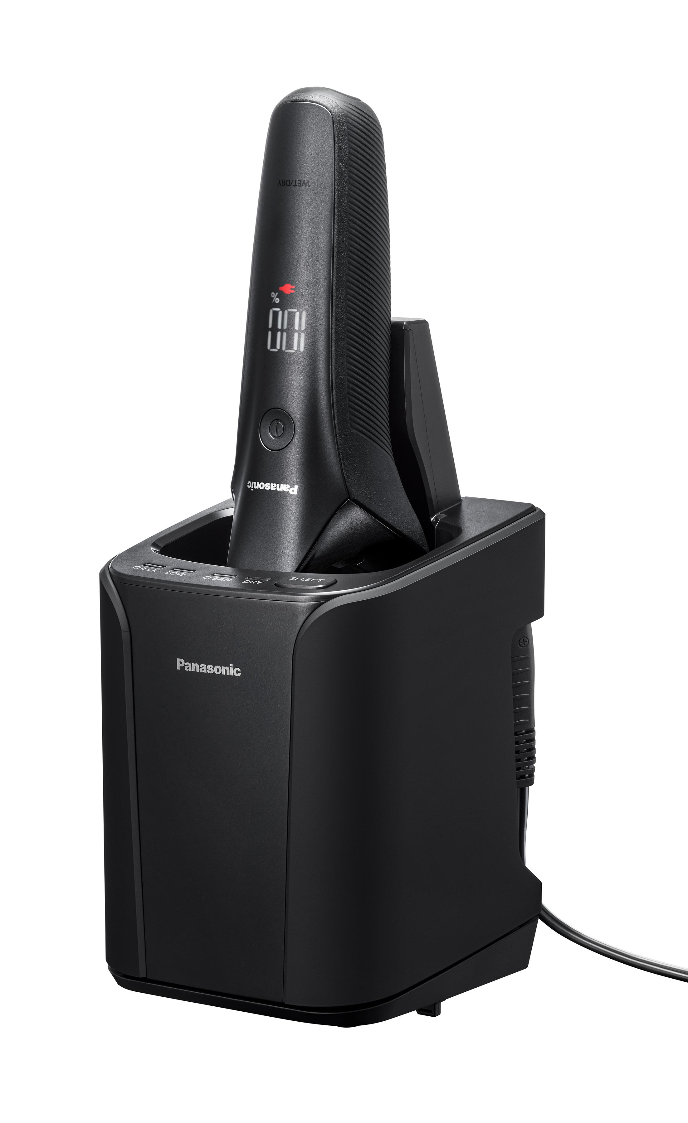 Ein schwarzer Panasonic-Rasierer in seiner Ladestation.