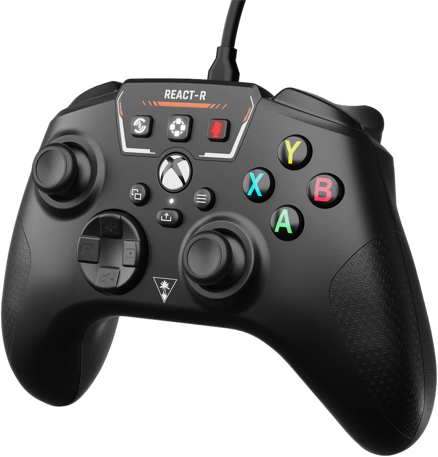 Une manette de jeu React-R noire avec des boutons et des joysticks, montrant une vue rapprochée.