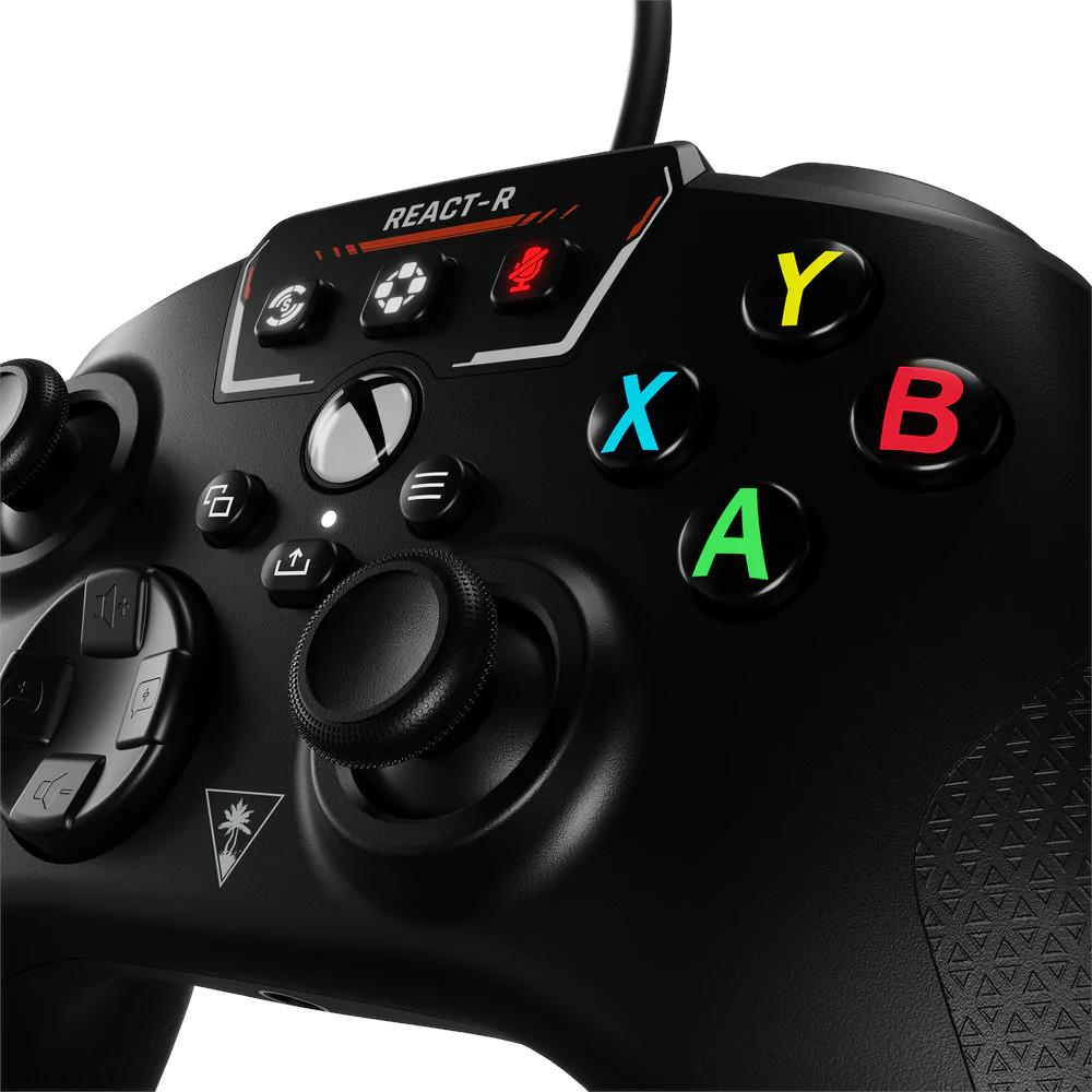 Manette de jeu noire avec boutons colorés, croix directionnelle et joystick, avec un câble.