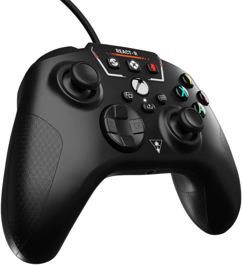 Manette de jeu noire avec boutons et joysticks. Dispose d'un câble.