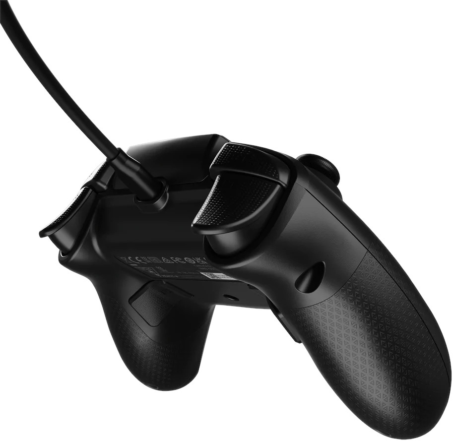 Manette de jeu noire avec une prise texturée et un câble filaire.