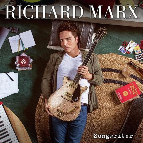 Pochette de l'album Richard Marx. Il tient une guitare. Des objets comme un livre et un clavier sont en arrière-plan.