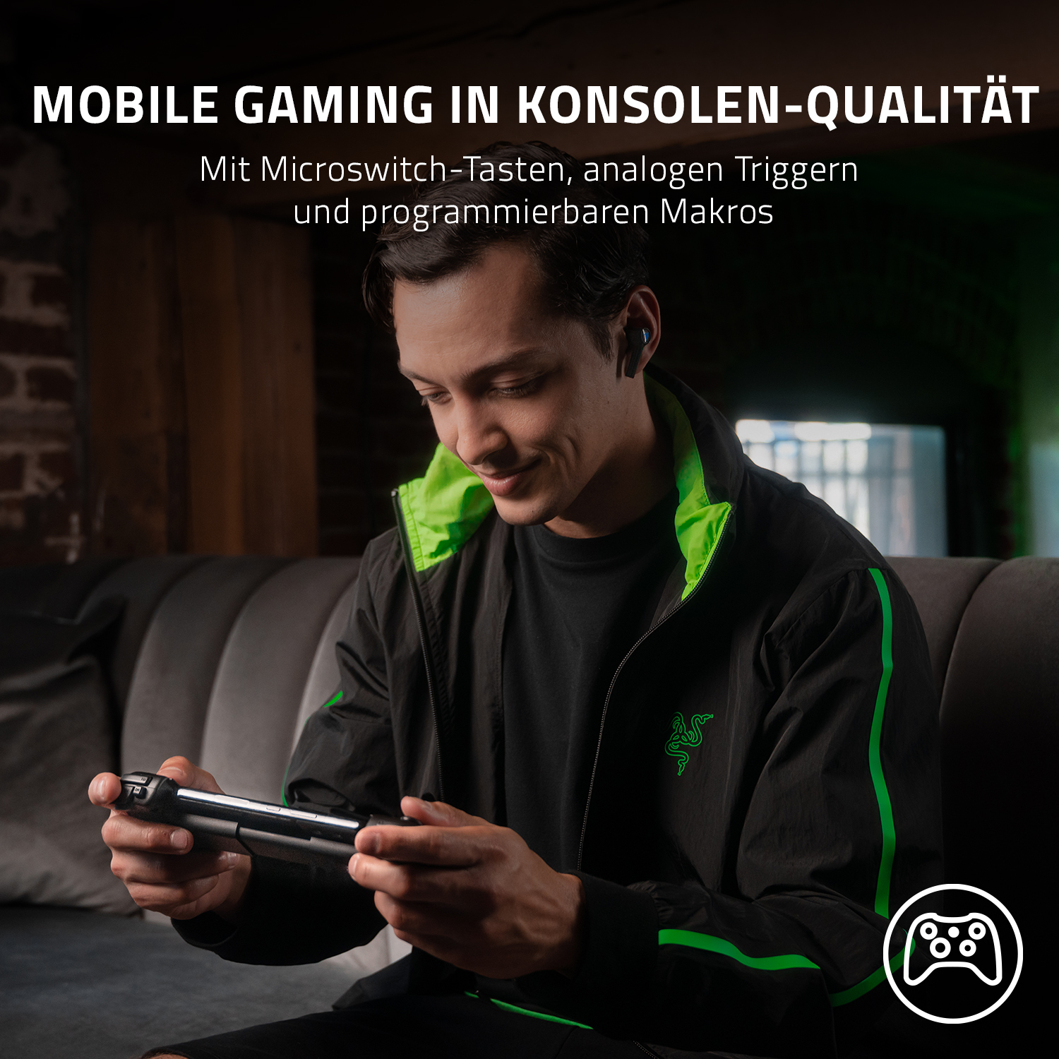 Ein Mann spielt ein Handyspiel mit einem Controller. Der Text lautet "Mobiles Gaming in Konsolenqualität."