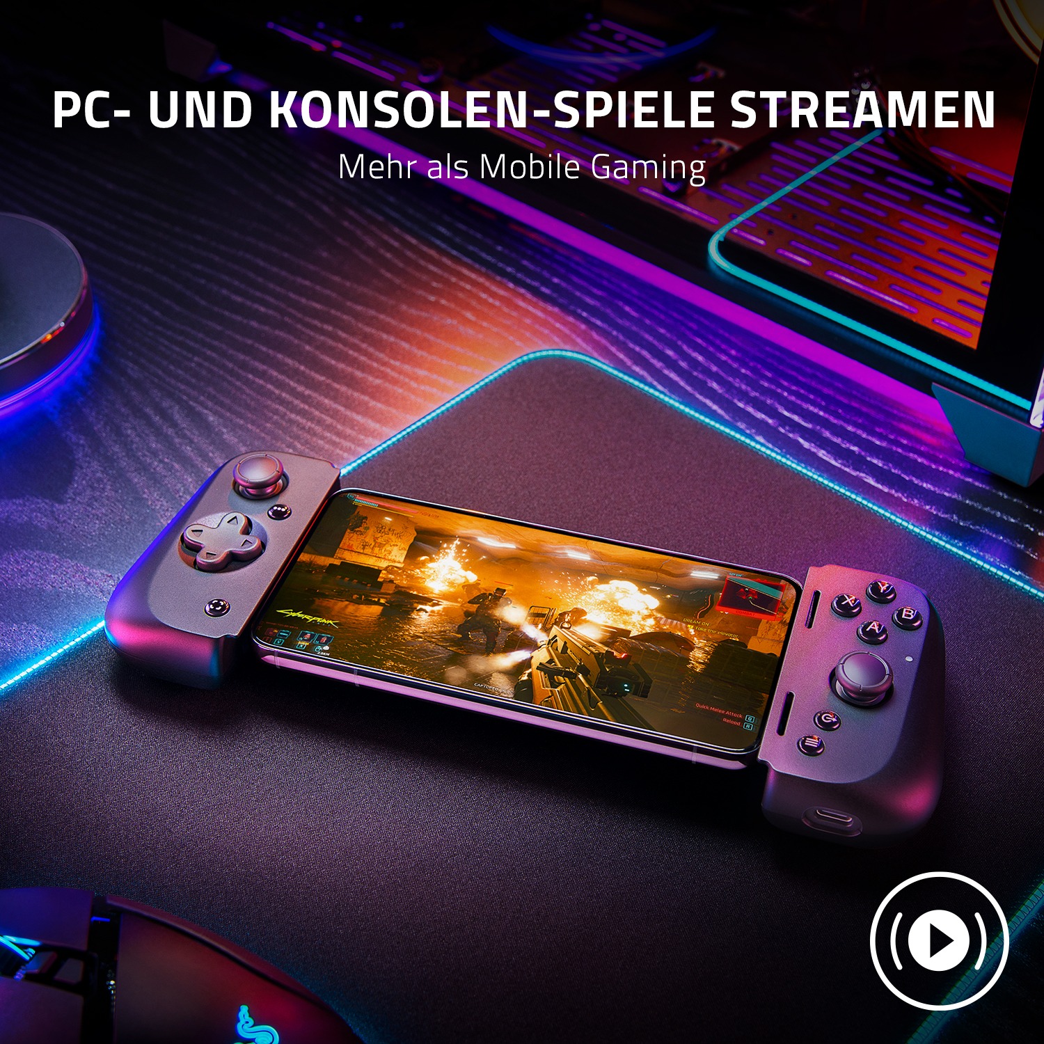 Ein Smartphone ist an einem Controller befestigt, mit einer Gaming-Szene auf dem Bildschirm, auf einem Gaming-Mauspad.