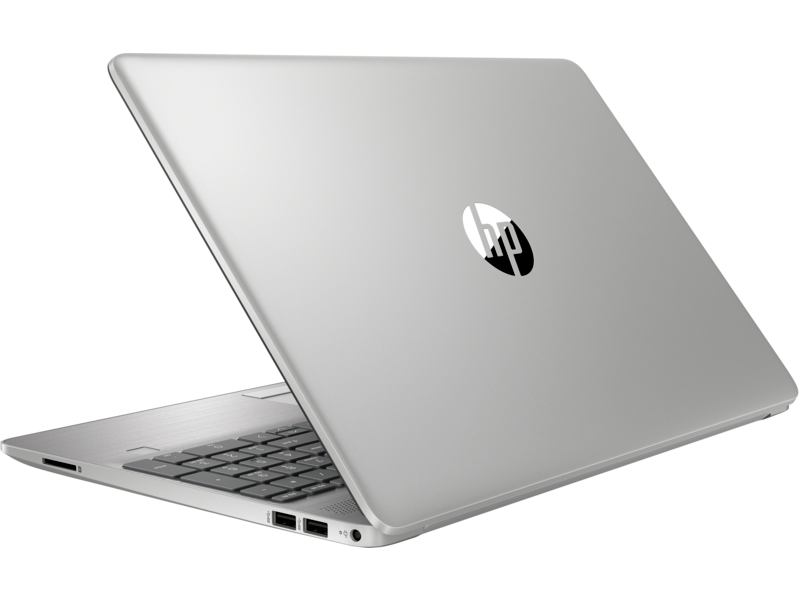 Un portátil HP plateado, abierto, con un logotipo negro, sobre fondo negro.