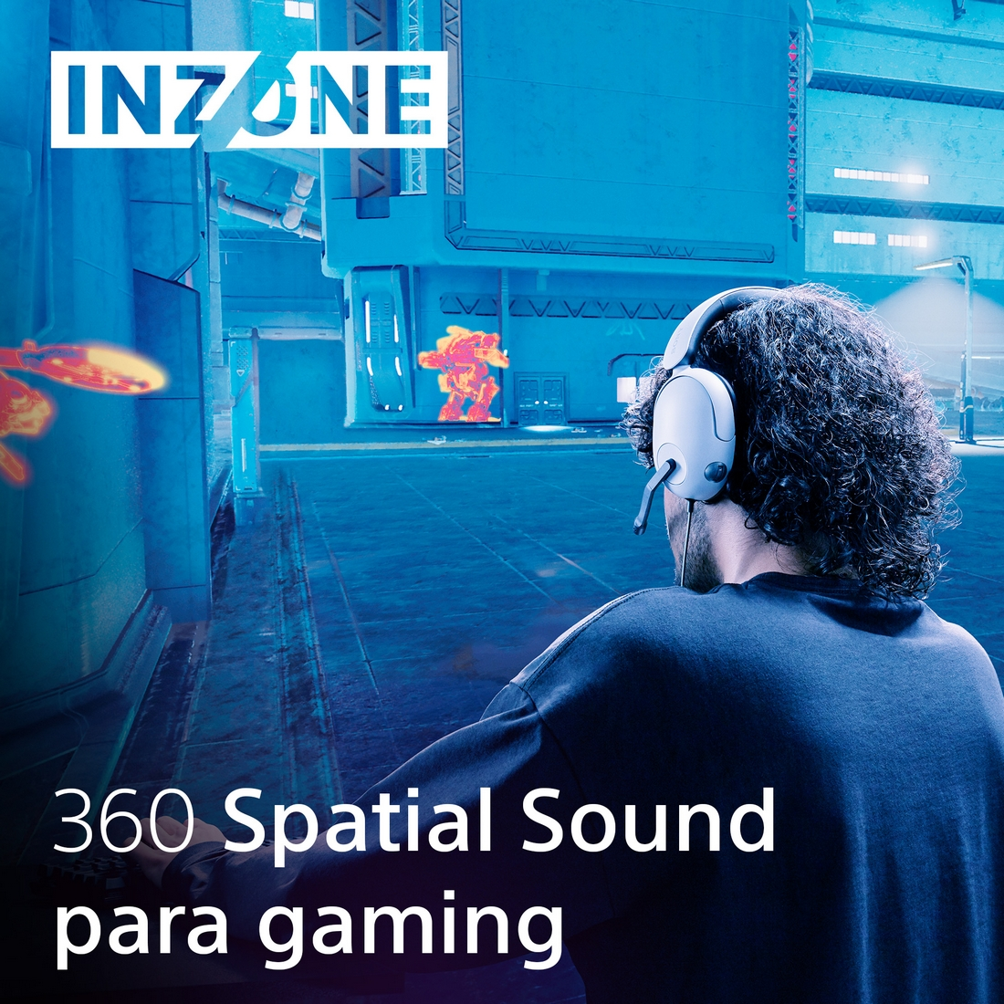 Hombre con auriculares en un entorno futurista. Texto de Sonido espacial 360 visible.