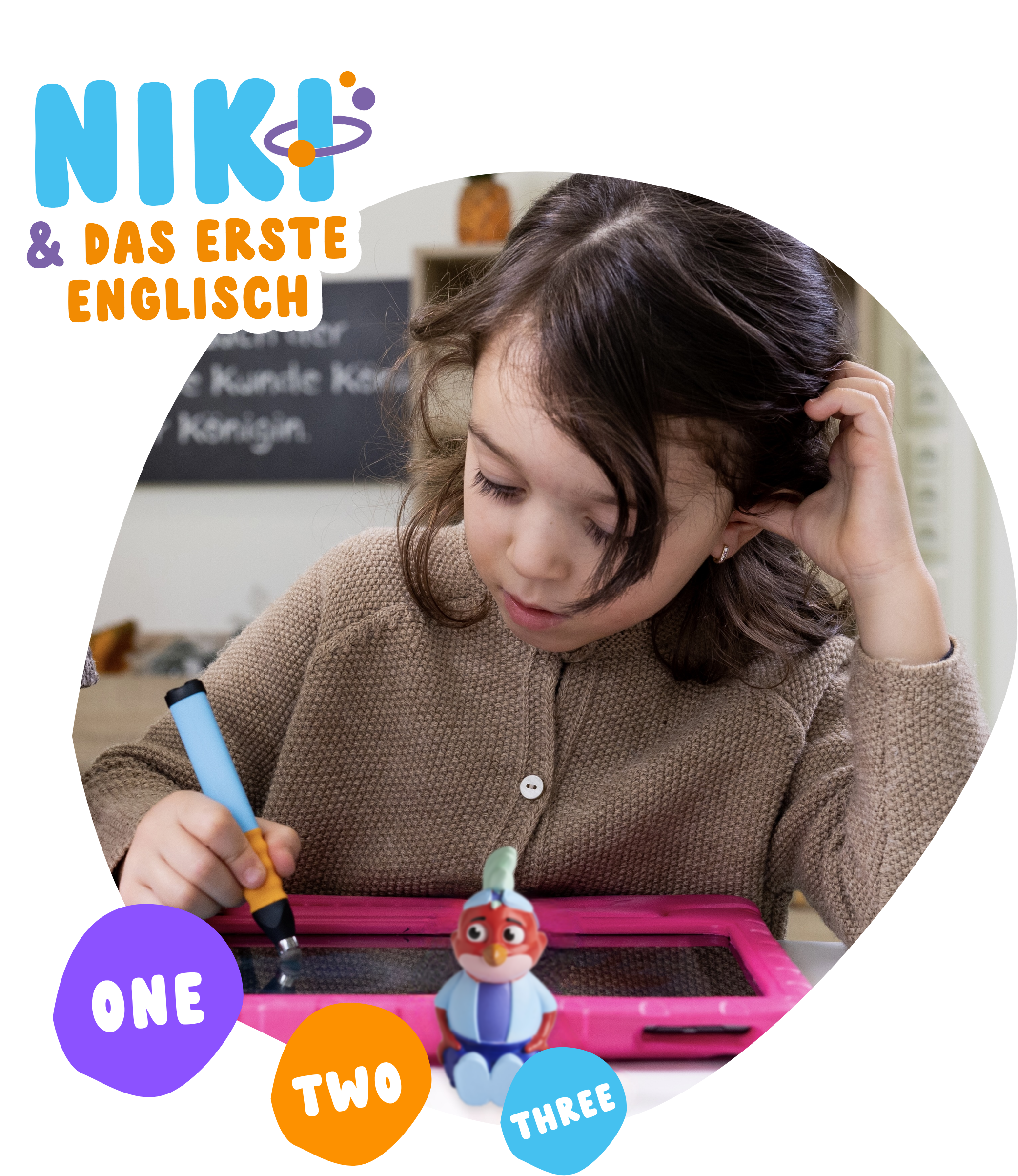 Ein Mädchen schreibt mit einem Stift auf ein pinkes Tablet. Spielzeug und die Wörter 'ONE', 'TWO', 'THREE' sind sichtbar.