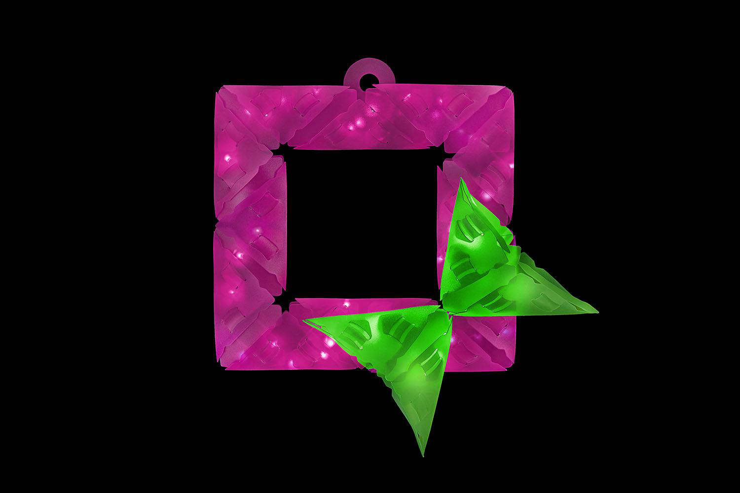 Rosa Quadrat mit grünen, schmetterlingsförmigen Details auf Schwarz.