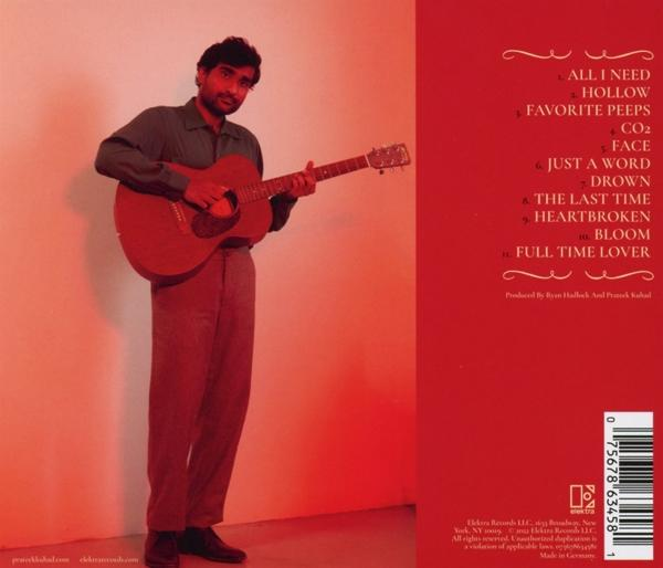 Ein Mann mit Gitarre vor rotem Hintergrund, Albumcover.