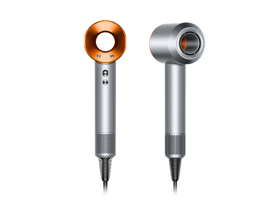 Twee zilveren en oranje haardrogers op zwarte achtergrond.