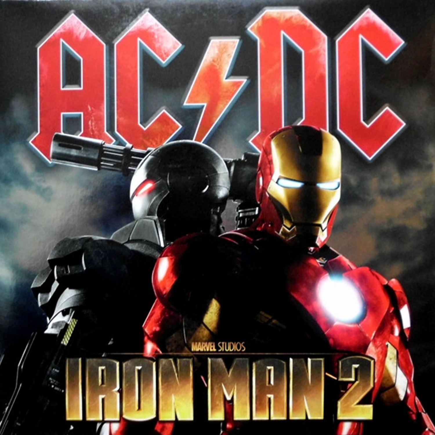 Iron Man e War Machine stanno con i loghi AC/DC e Iron Man 2.