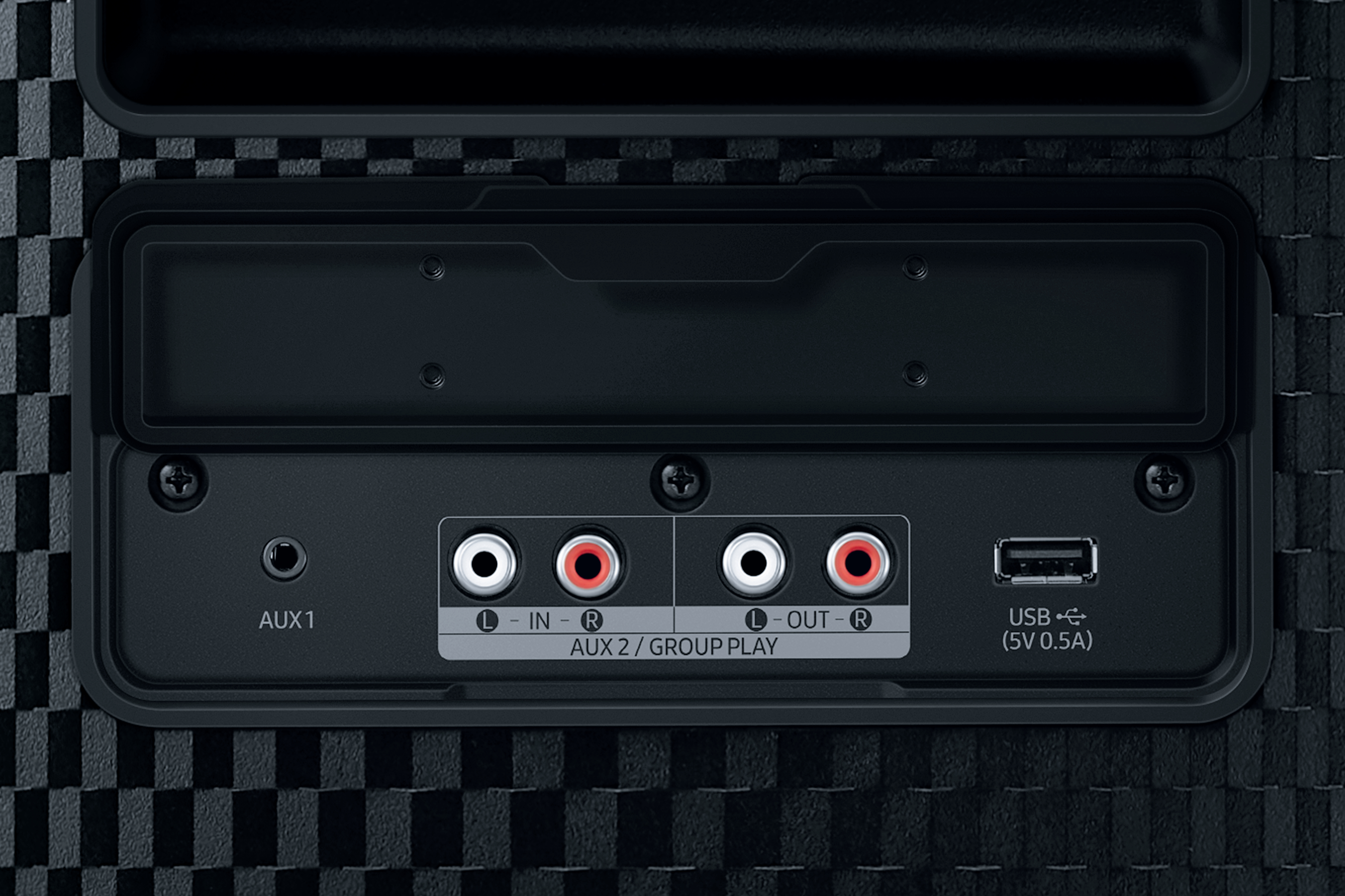 Nahaufnahme der Rückseite eines schwarzen Audiogeräts mit verschiedenen Eingangsanschlüssen und einem USB-Anschluss.