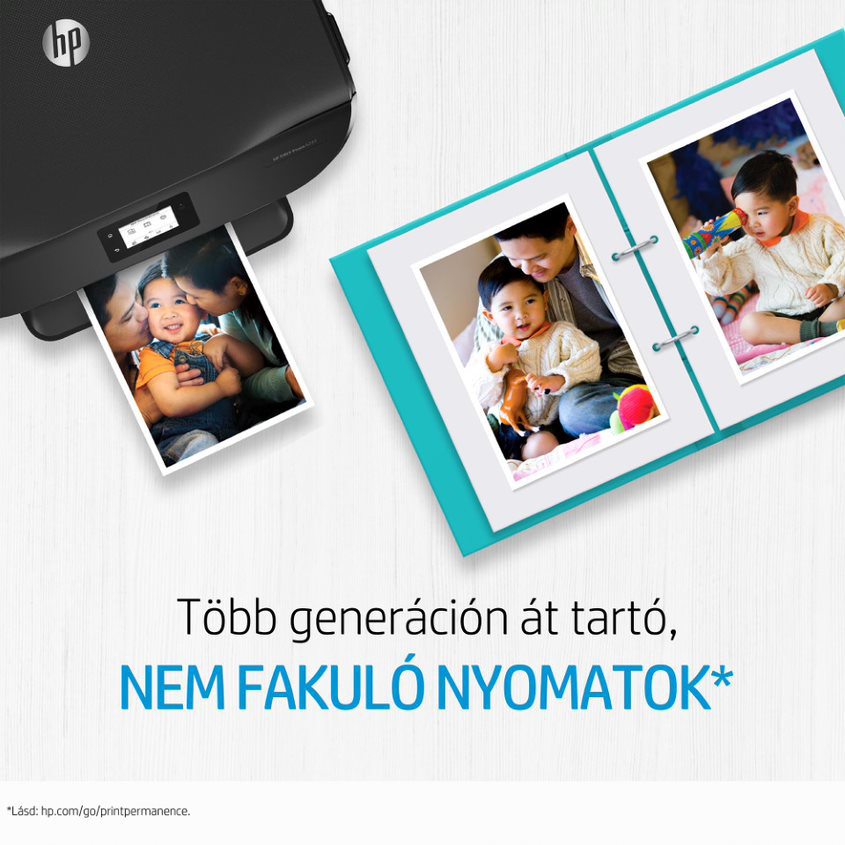 HP nyomtató családi fotókat nyomtat. Album nyitott fotókkal a nyomtató mellett, alatta szöveg.
