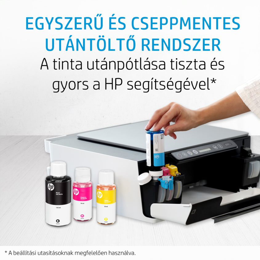 Egy kéz utántölt egy HP nyomtatópatront tintapalackokkal, a háttérben egy fehér nyomtatóval.