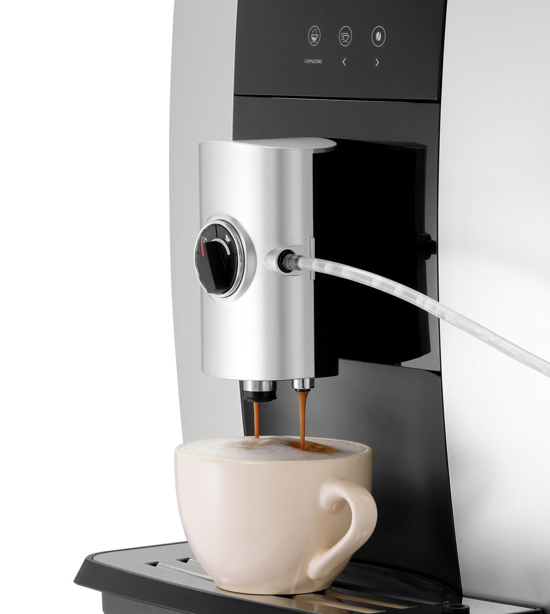 Kaffeemaschine, die Kaffee in eine Tasse ausgibt.