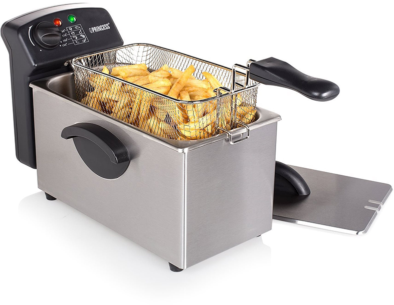 Fritőz sült krumplival a kosárban. A háttér fehér.
