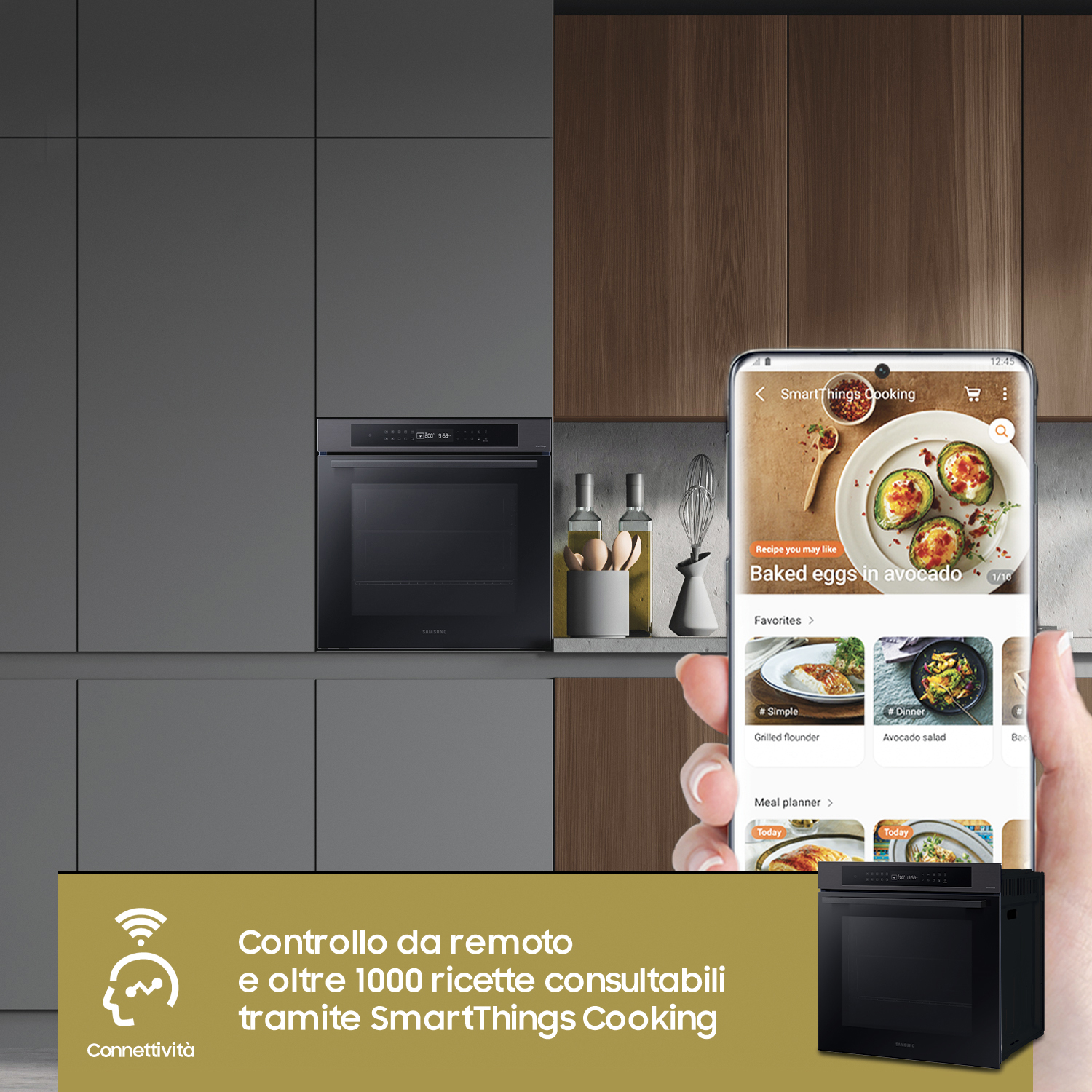 Una cucina moderna con un forno intelligente e una mano che tiene un telefono con una ricetta sullo schermo.