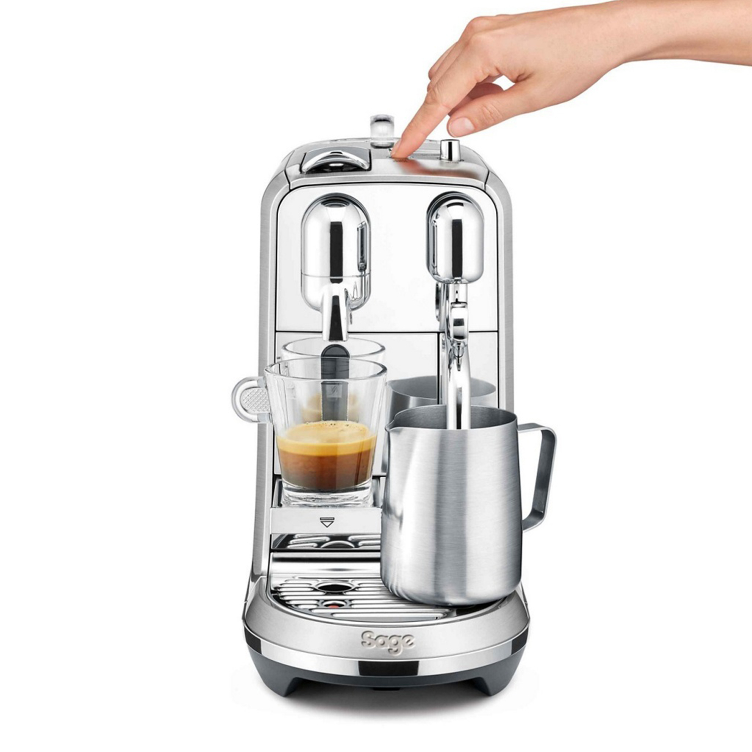 Macchina da caffè argentata con un bicchiere di caffè versato e una mano che preme un pulsante in alto.