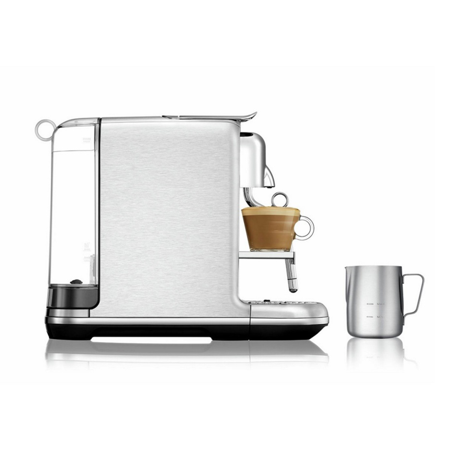 Una macchina da caffè in acciaio inox con una tazza di caffè e un bricco per il latte in acciaio.