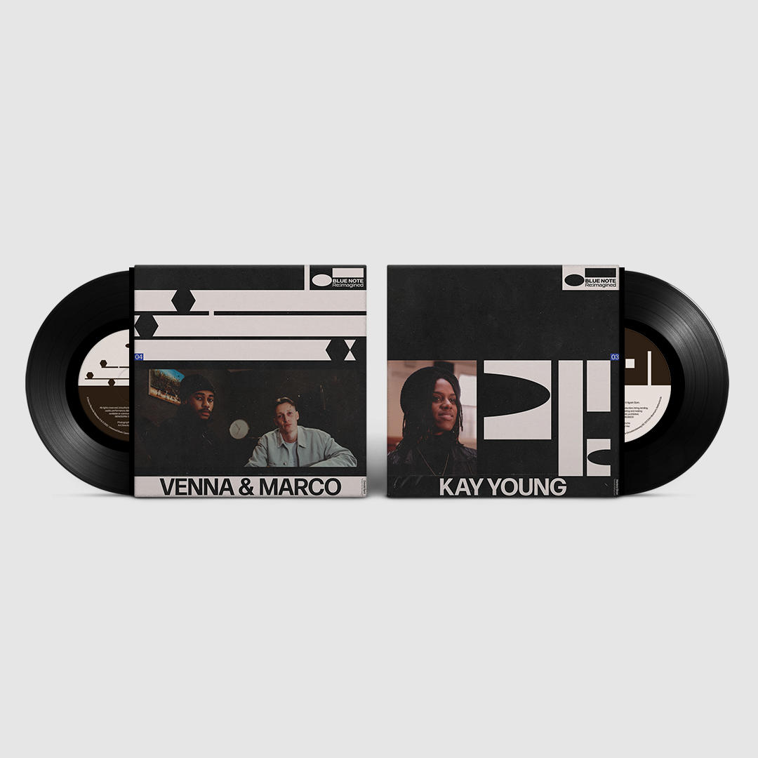 Zwei Schallplatten in Hüllen mit Albumcover.
