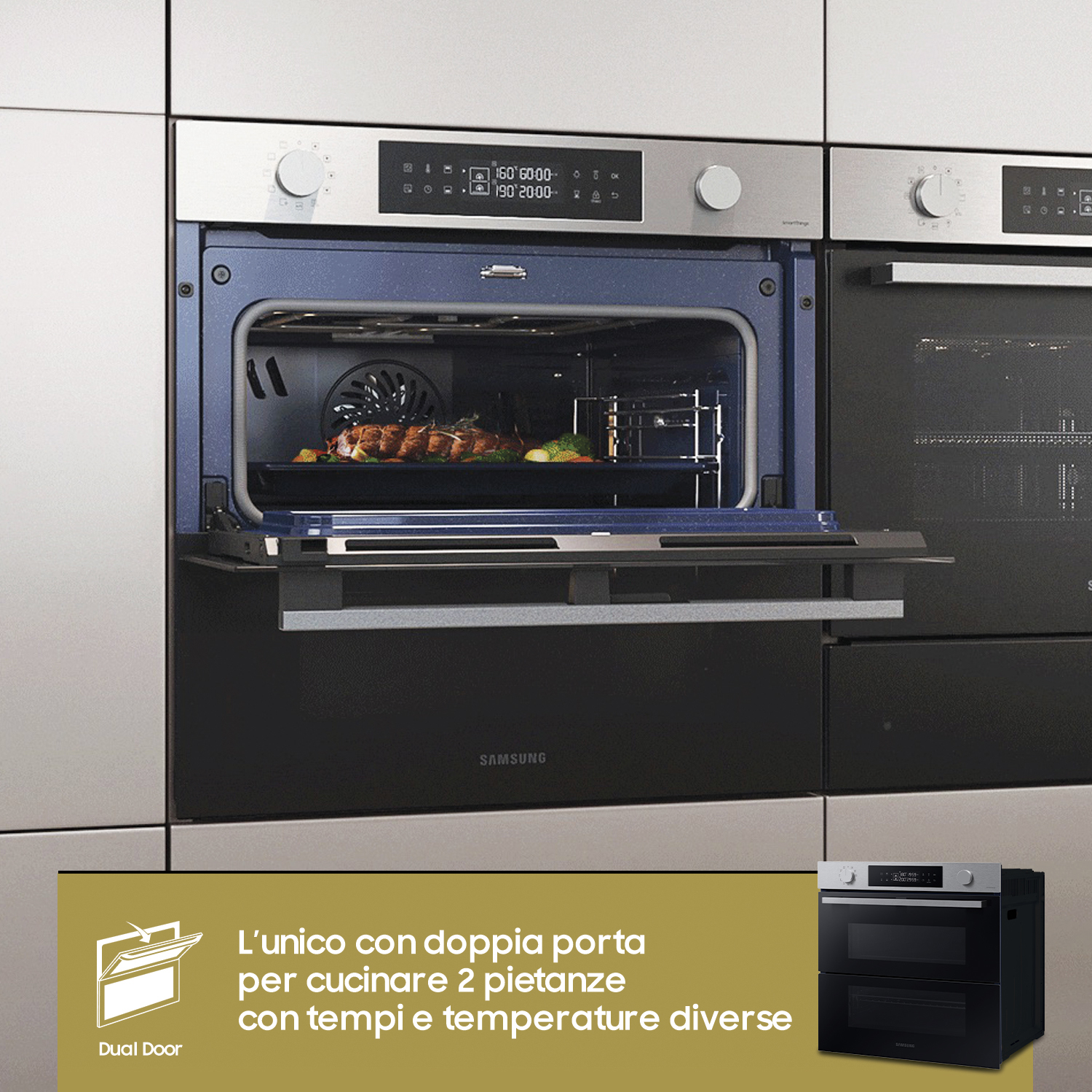 Un forno con doppia porta. All'interno, un vassoio di cibo. Sotto, un secondo forno.