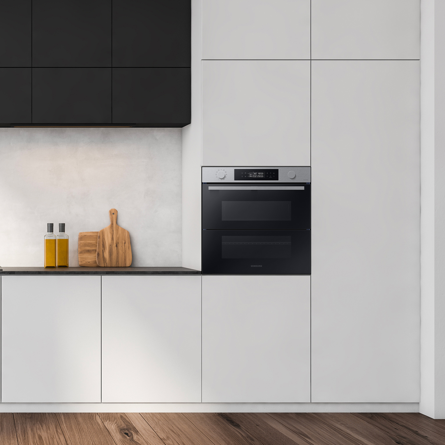 Forno a incasso in mobili da cucina bianchi. Lo sfondo è un muro.