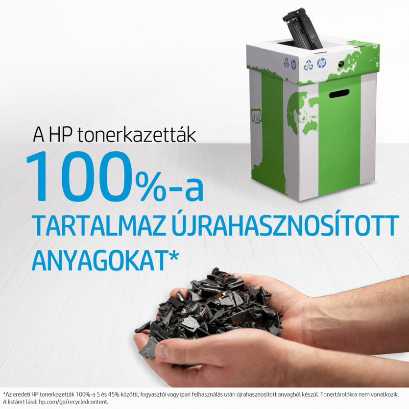 Egy személy újrahasznosított tonerkazetta-töredékeket tart, egy doboz mellett, újrahasznosításról szóló szöveggel.