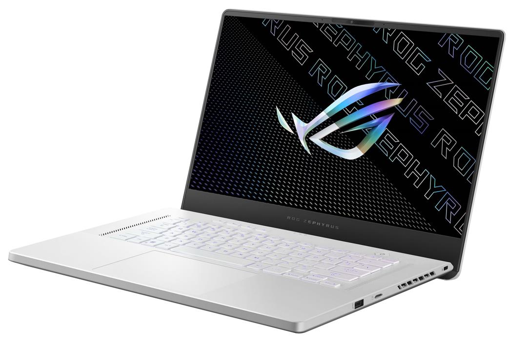 Portátil blanco con el logo ROG Zephyrus en la pantalla. Abierto, sobre superficie blanca.