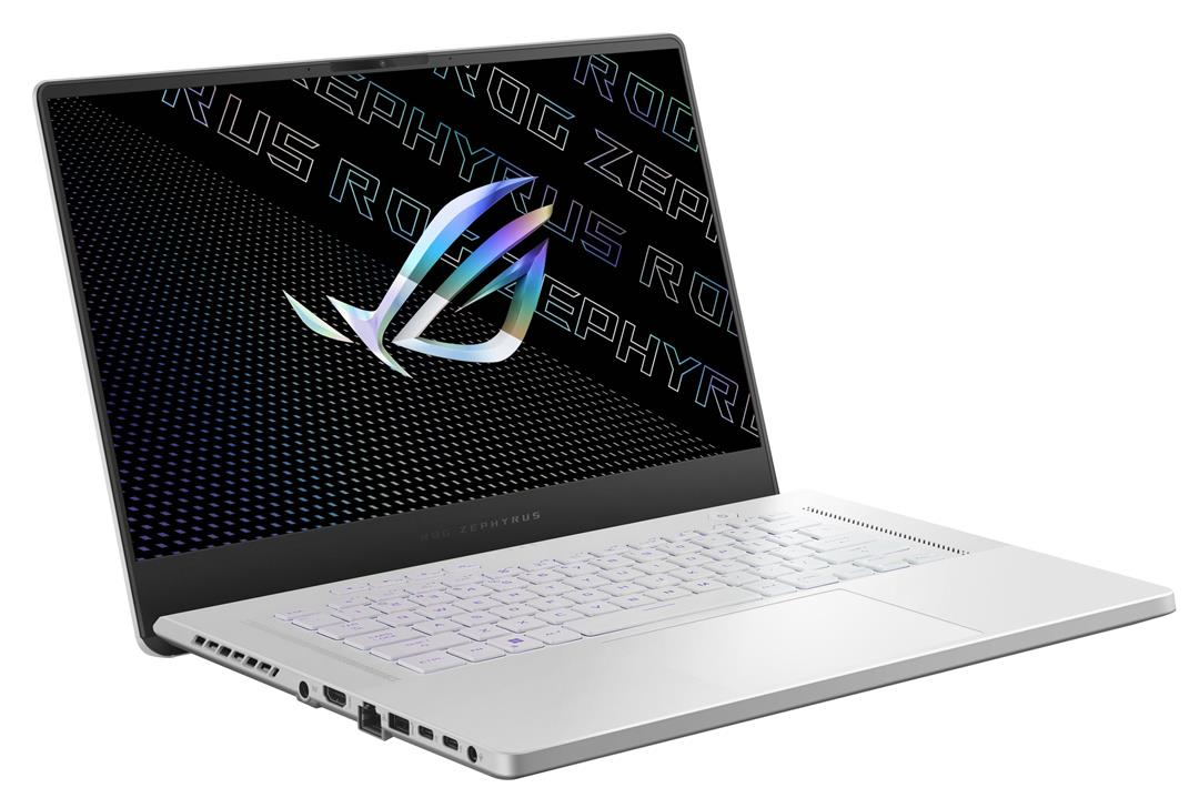 Laptop blanco con logo ROG plateado. La pantalla muestra un diseño blanco. El teclado tiene teclas blancas.