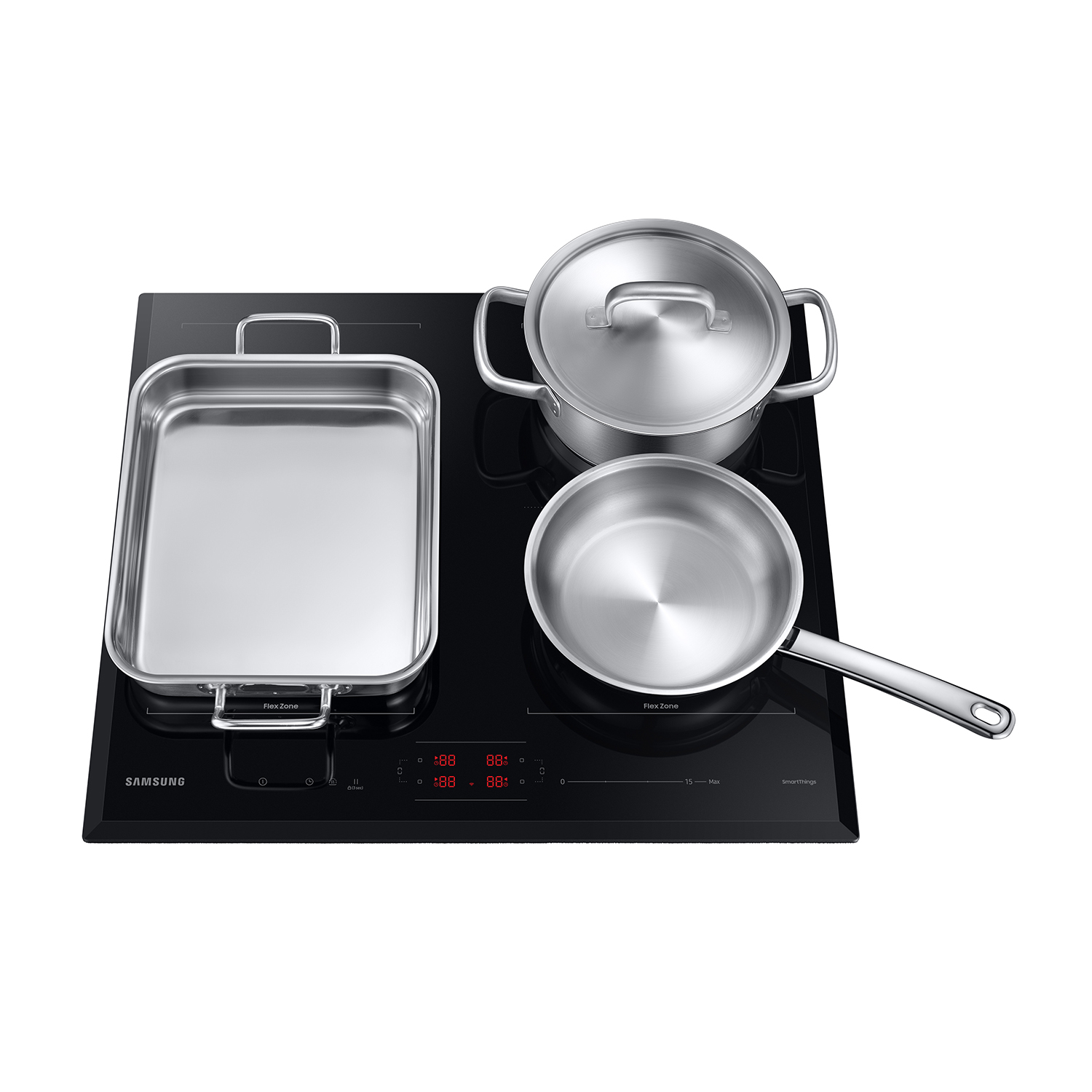 Un piano cottura elettrico nero con tre pentole in acciaio inox. Sfondo bianco.
