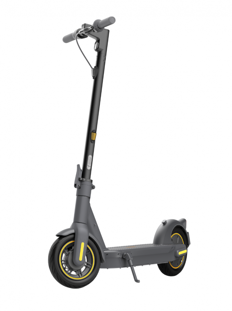 Beyaz zemin üzerinde siyah ve gri elektrikli scooter. Sarı vurgular.
