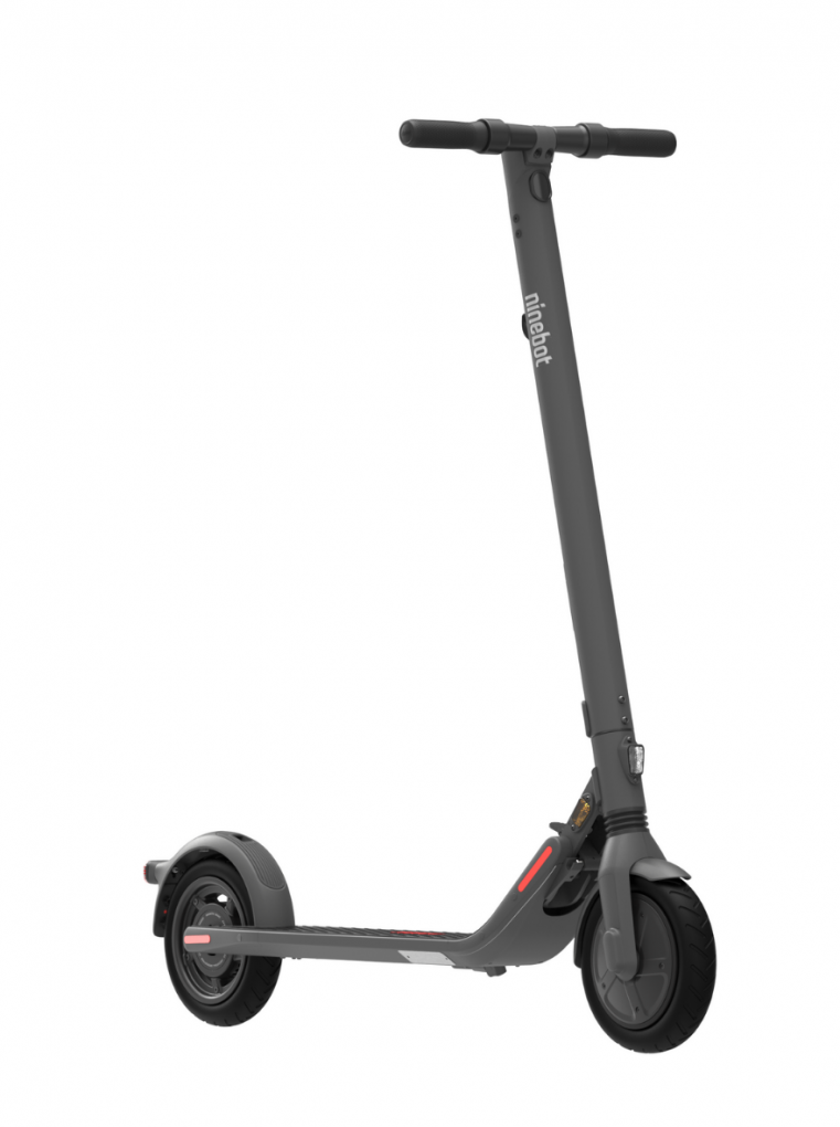 Beyaz bir arka plan üzerinde gri bir Ninebot elektrikli scooter. Dik duruyor.
