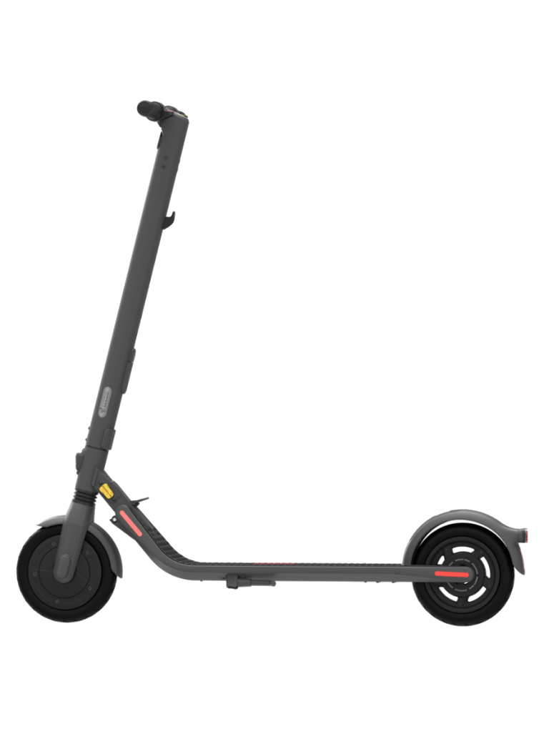 Şeffaf bir arka plan üzerinde siyah bir elektrikli scooter.