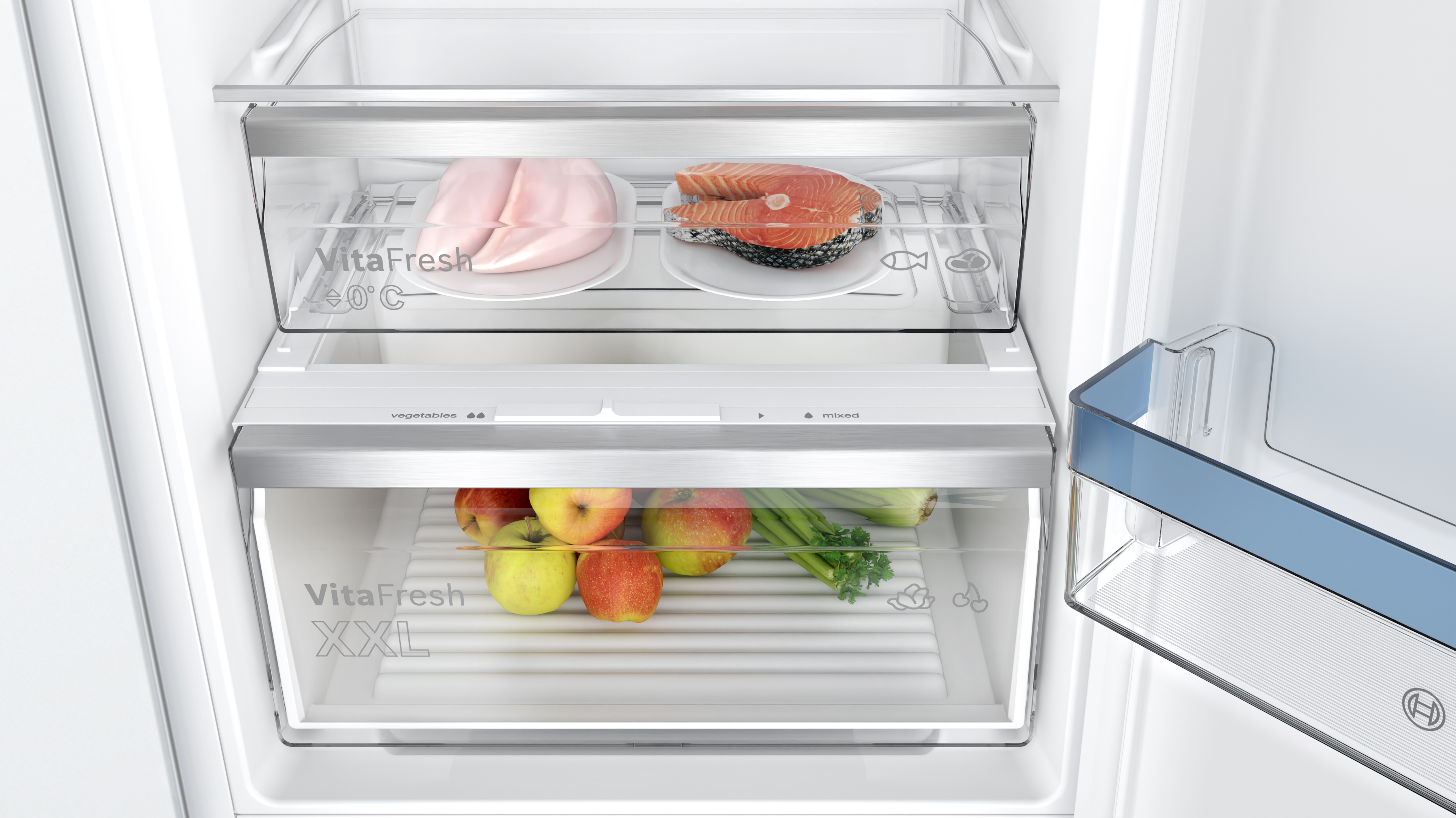 Kühlschrank-Innenraum. Frische Lebensmittel auf Regalen: Huhn, Lachs, Äpfel und Spargel.