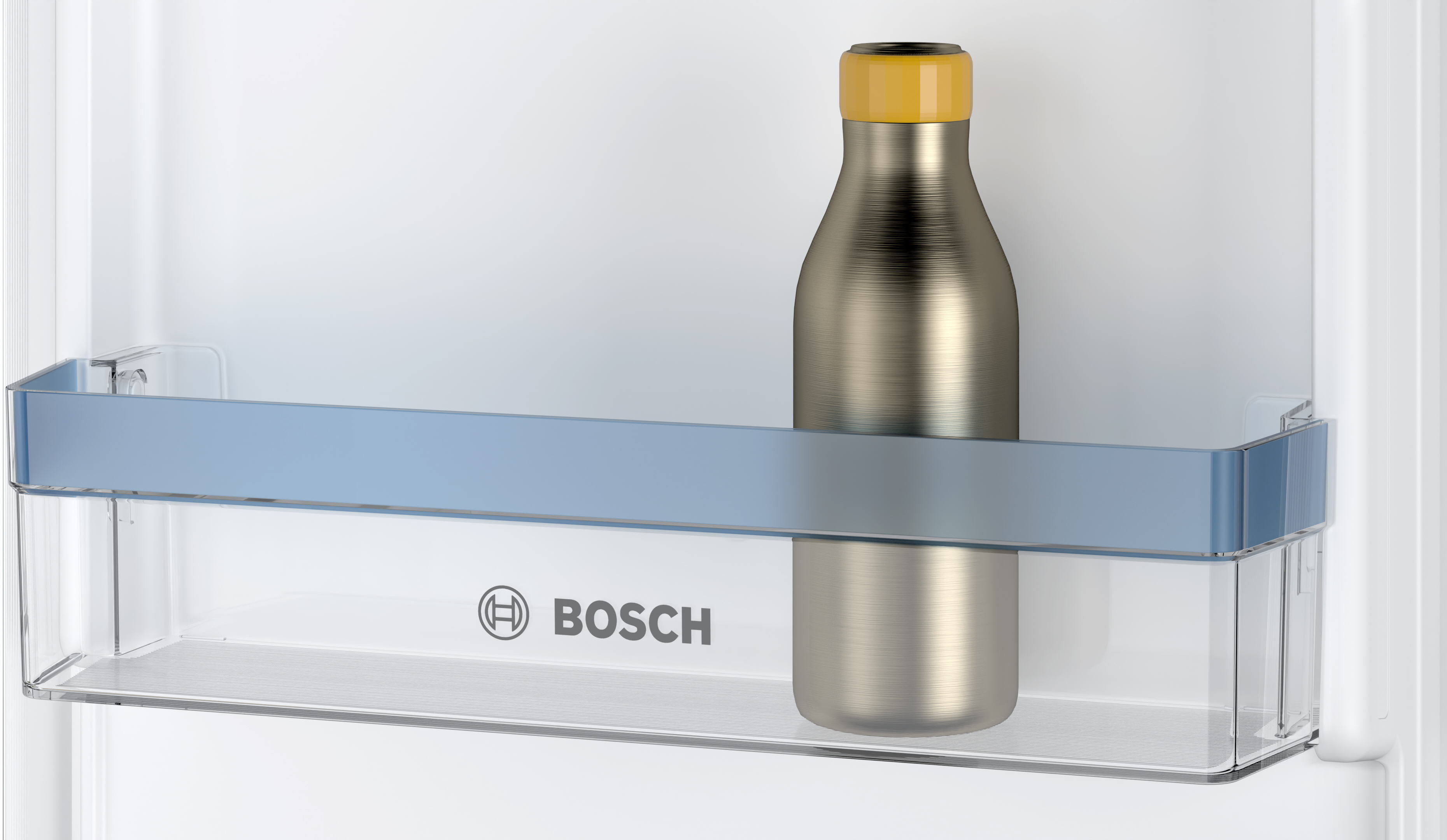 Edelstahl-Wasserflasche in einem Kühlschrankregal.