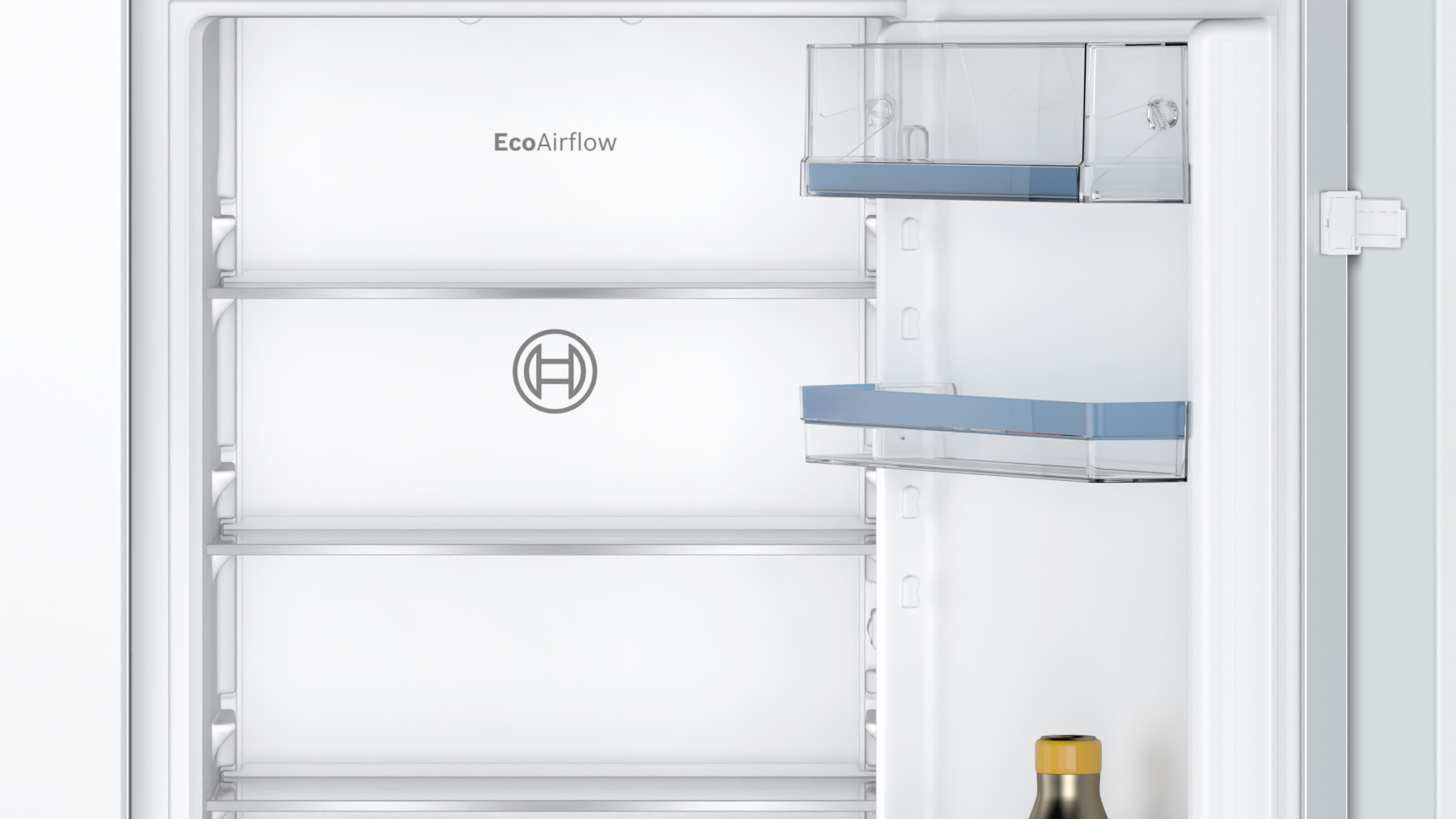 Offener weißer Kühlschrankinnenraum. Regale, Schubladen mit blauen Akzenten, Bosch-Logo. EcoAirflow-Text. Teilweise sichtbare Flasche.
