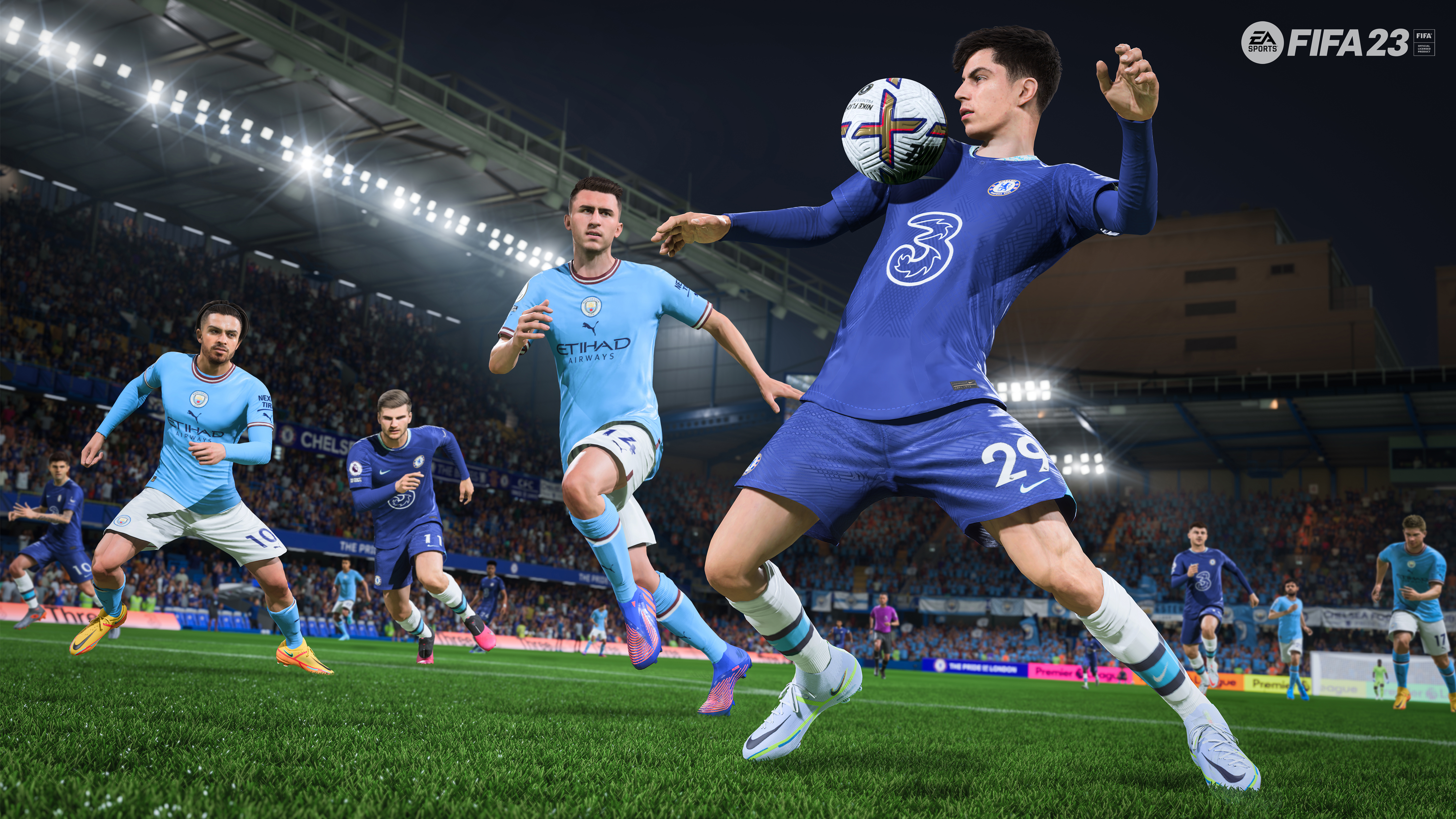 Joueurs de football sur le terrain, un en bleu sur le point de faire une tête. Lumières du stade visibles, logo EA Sports FIFA 23.