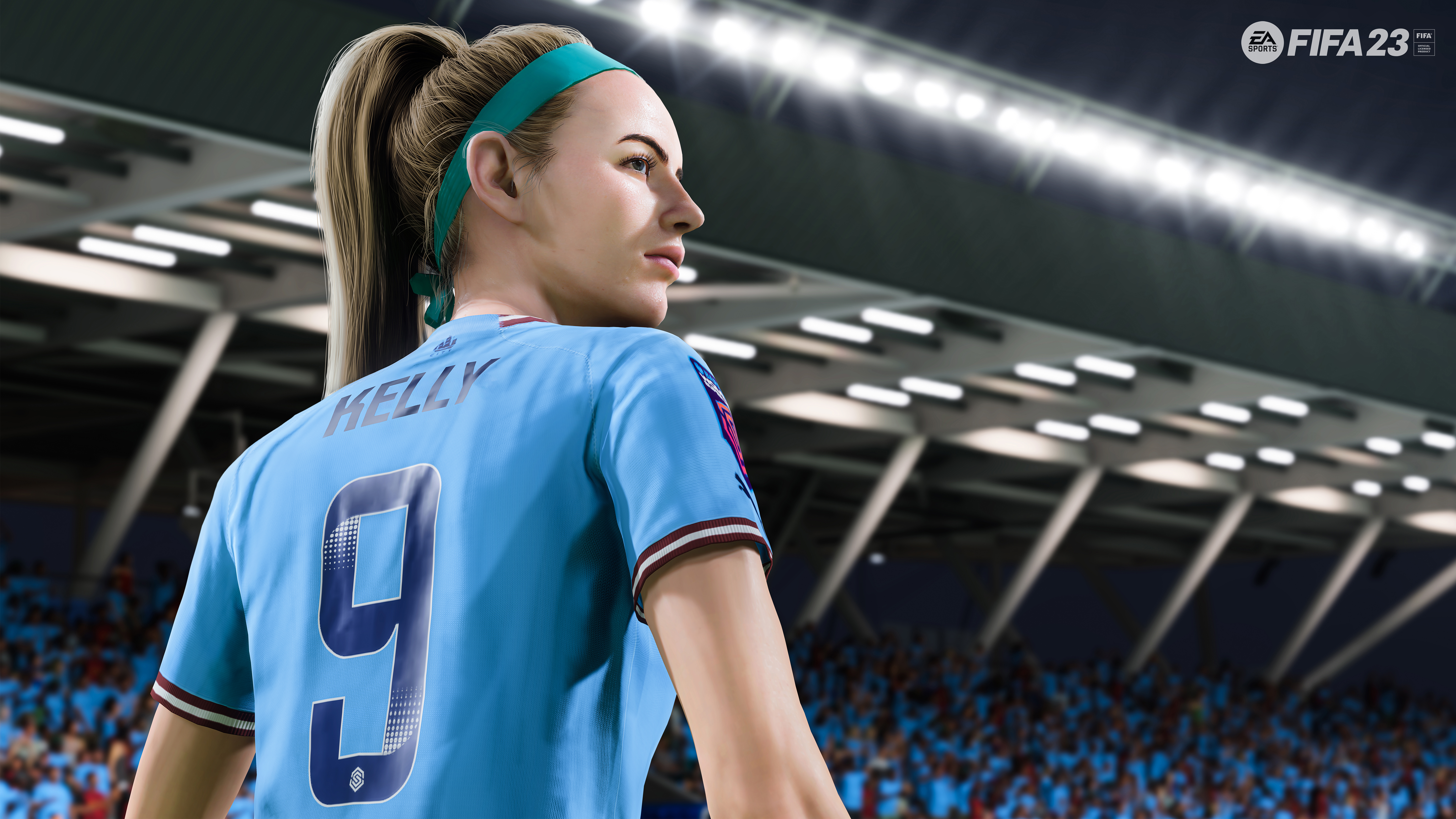 Une footballeuse, 'Kelly', en maillot bleu avec le numéro 9, regarde vers le stade. Le fond montre la foule et les lumières.
