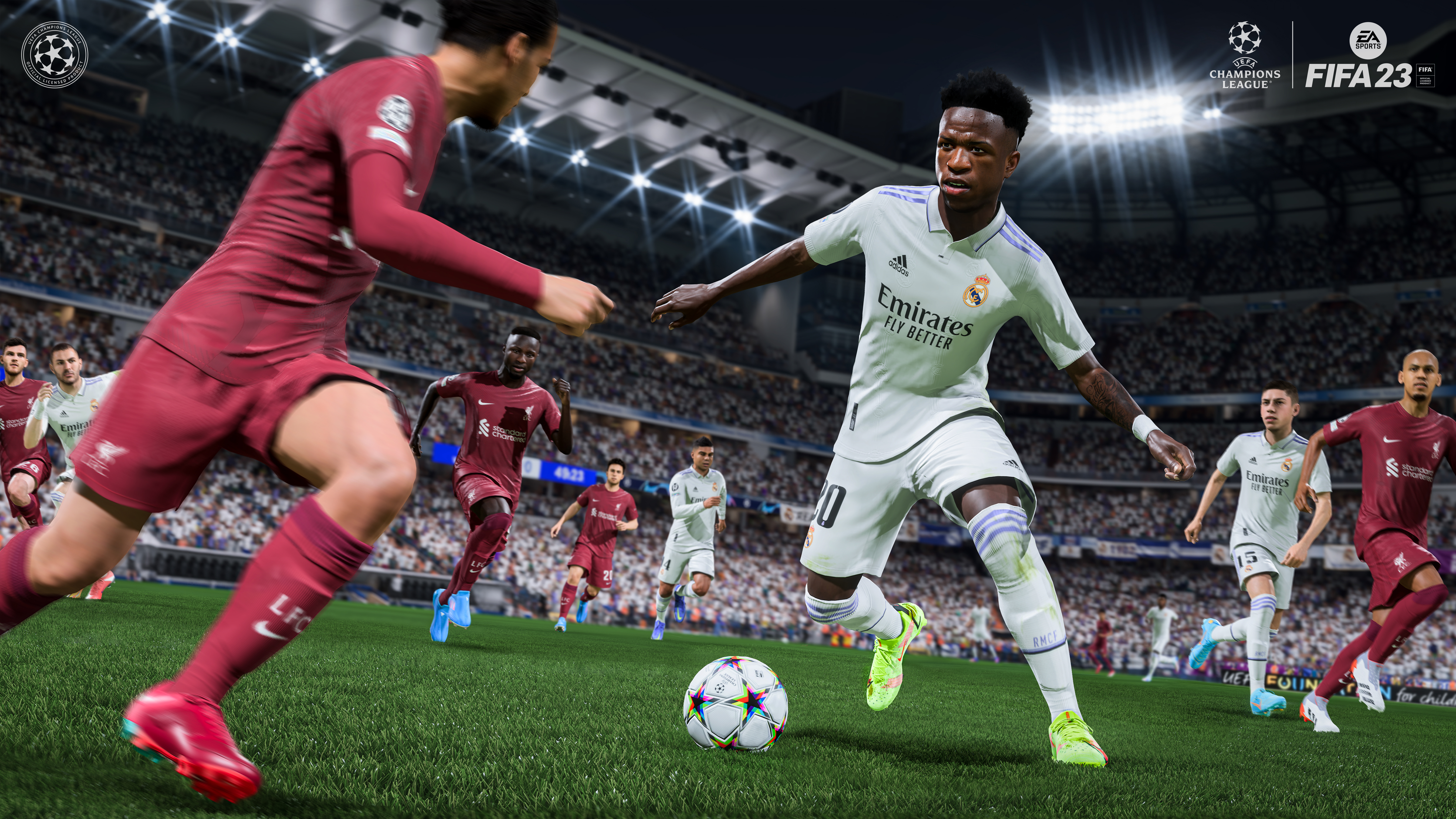 Joueurs de football en action, avec un ballon sur de l'herbe verte. Joueurs en uniformes blancs et bordeaux. Lumières du stade et un logo de la Ligue des Champions.