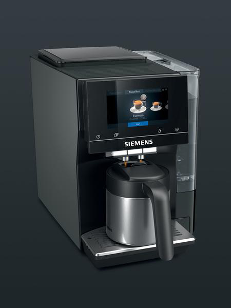 Eine schwarze Siemens Espressomaschine mit Touchscreen.