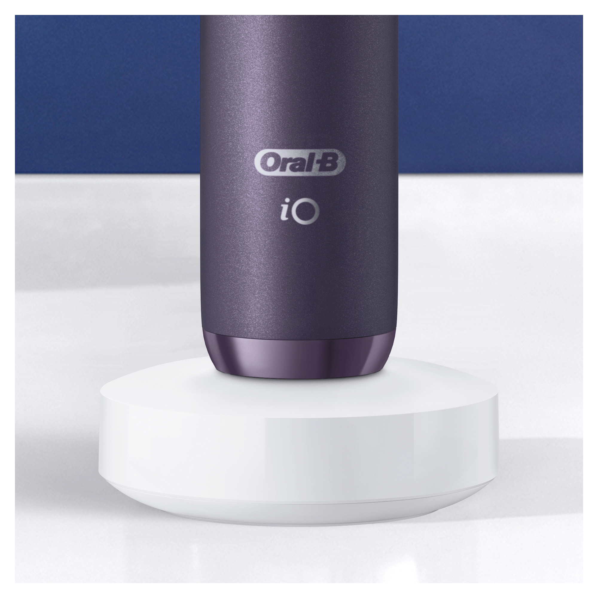 Eine Oral-B iO Zahnbürste auf ihrer Ladestation. Lila und weiße Farben sind sichtbar.