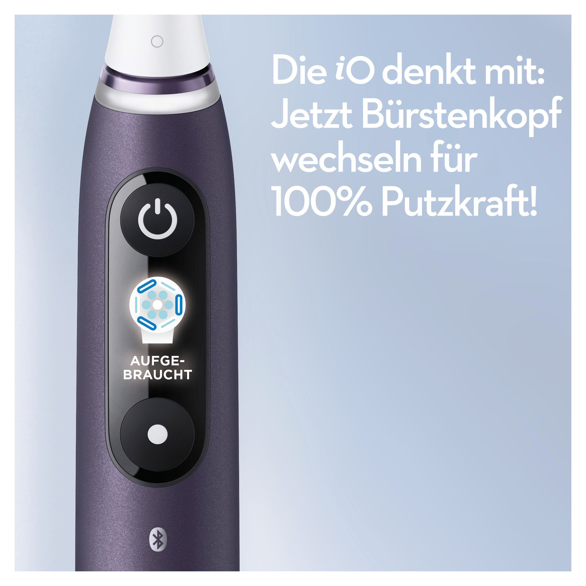 Nahaufnahme der Oral-B iO Zahnbürste mit Ein-Aus-Taste und Bürstenkopf-Anzeige.